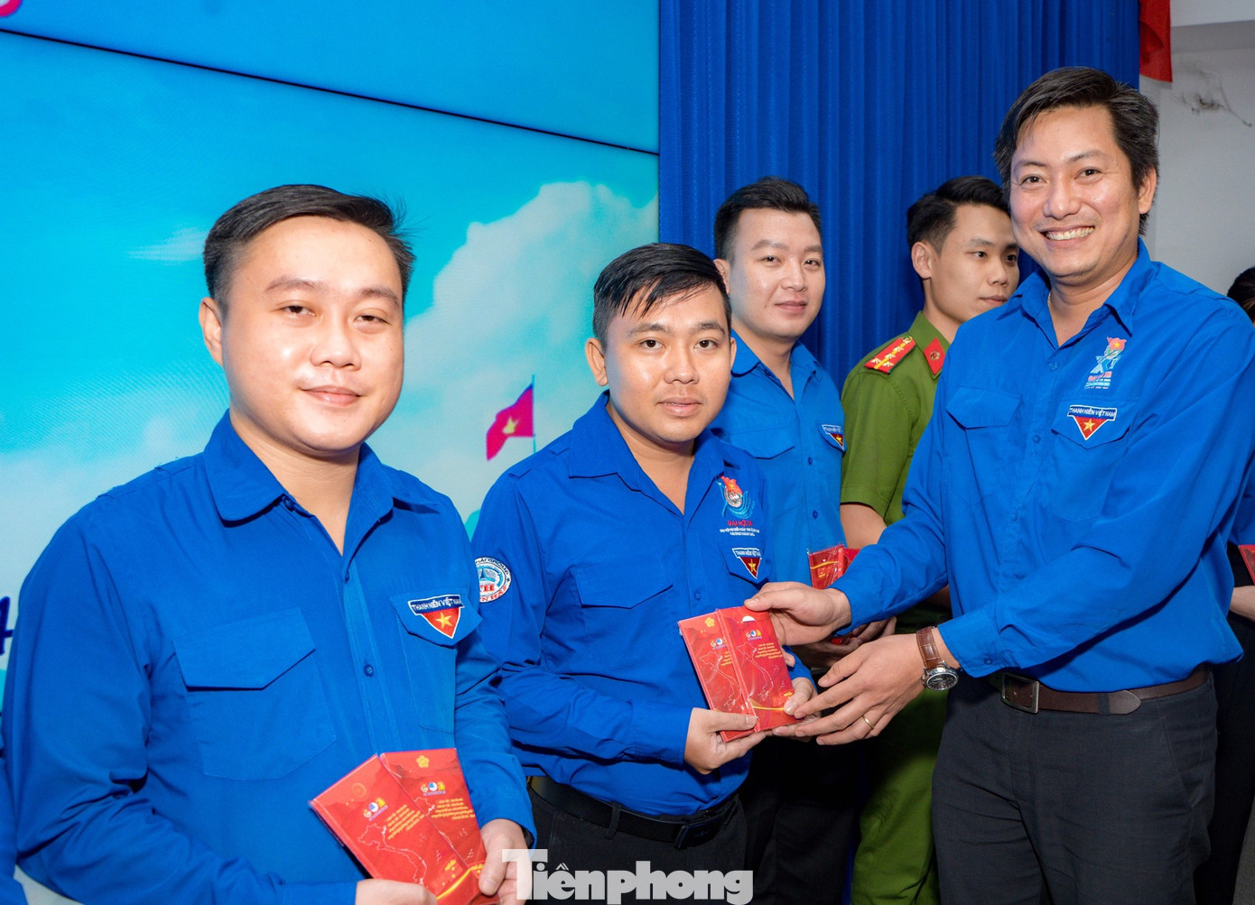 Bí thư Thành Đoàn Thủ Dầu Một Nguyễn Minh Tâm (bìa phải) tặng bao lì xì cho đoàn viên, thanh niên.