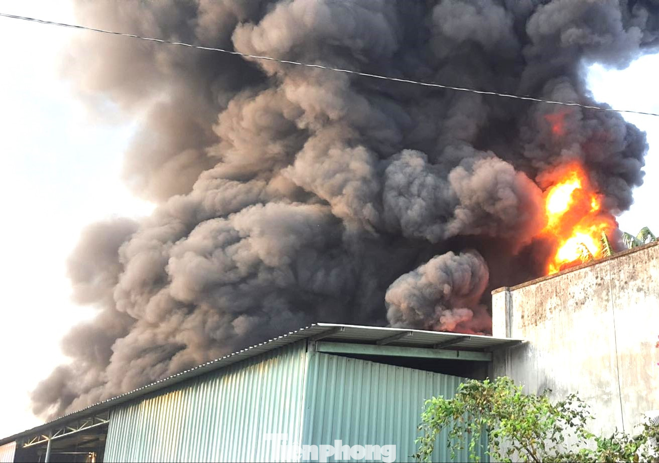 Lửa bao trùm nhà xưởng công ty mút xốp Lửa bao trùm nhà xưởng công ty mút xốp