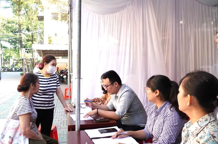 Người dân làm thủ tục bốc thăm chọn nền tái định cư