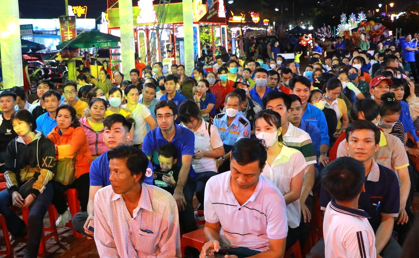 Công nhân lao động đến tham dự chương trình.