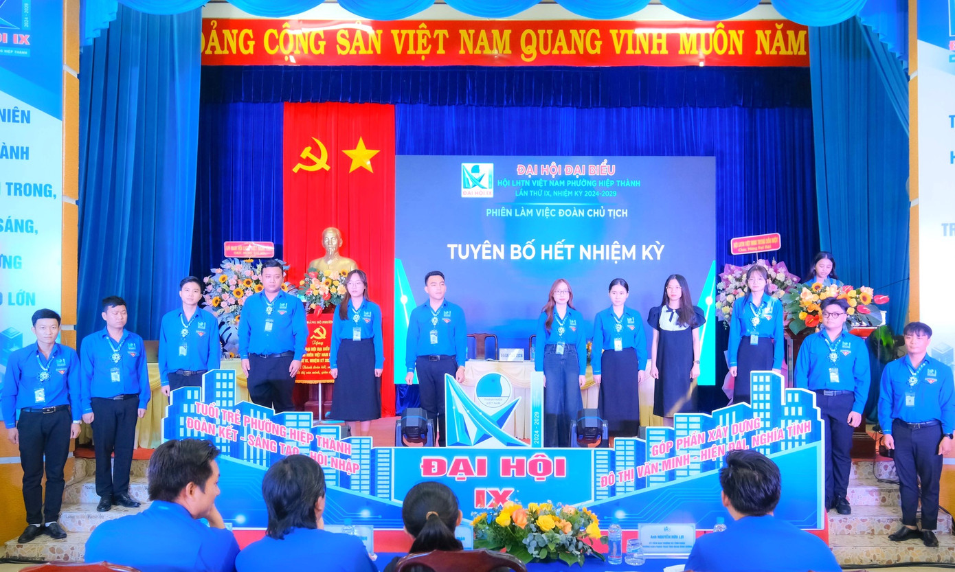 Nghi thức tuyên bố hết nhiệm kỳ tại Đại hội