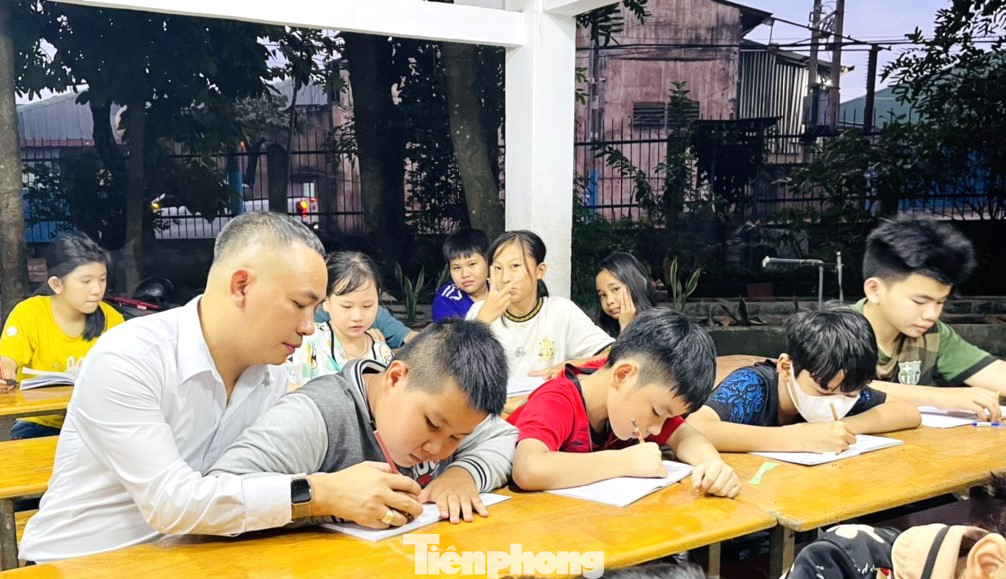 Anh Đỗ Thiện Thành hướng dẫn các bé làm bài tập. Anh Đỗ Thiện Thành hướng dẫn các bé làm bài tập.