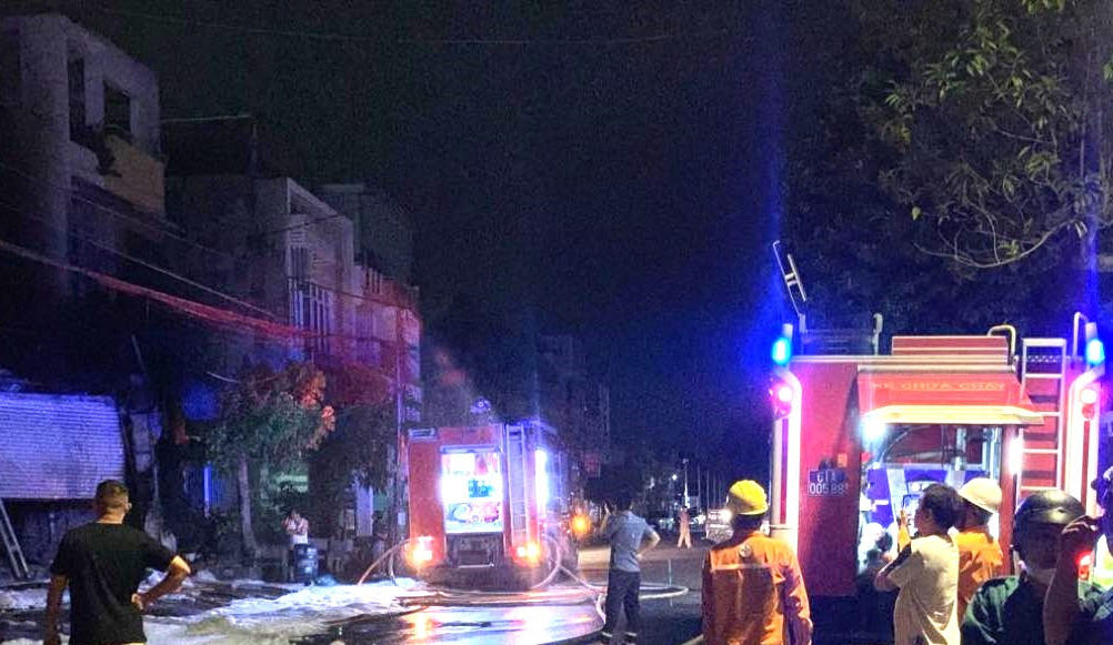 Hiện trường vụ hỏa hoạn trong đêm.