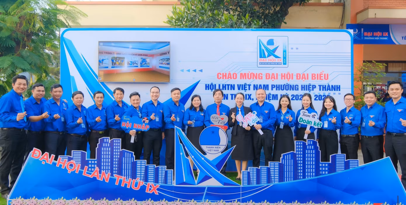 Phó Bí thư Tỉnh Đoàn Bình Dương Nguyễn Thanh Thảo, Bí thư Thành Đoàn Thủ Dầu Một Nguyễn Minh Tâm đến tham dự Đại hội điểm Hội LHTN Việt Nam phường Hiệp Thành.