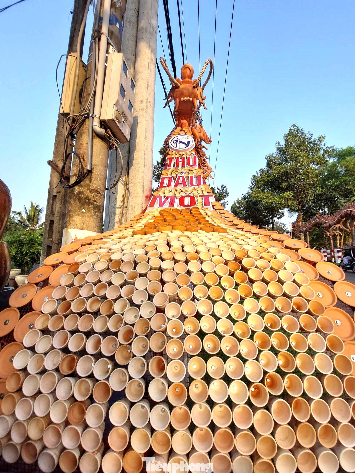 Anh Thuận, nghệ nhân chính, chịu trách nhiệm thực hiện cặp rồng này cho biết, mỗi con rồng có tới 38 cái lu cỡ lớn và có khoảng 20.000 chiếc hủ.