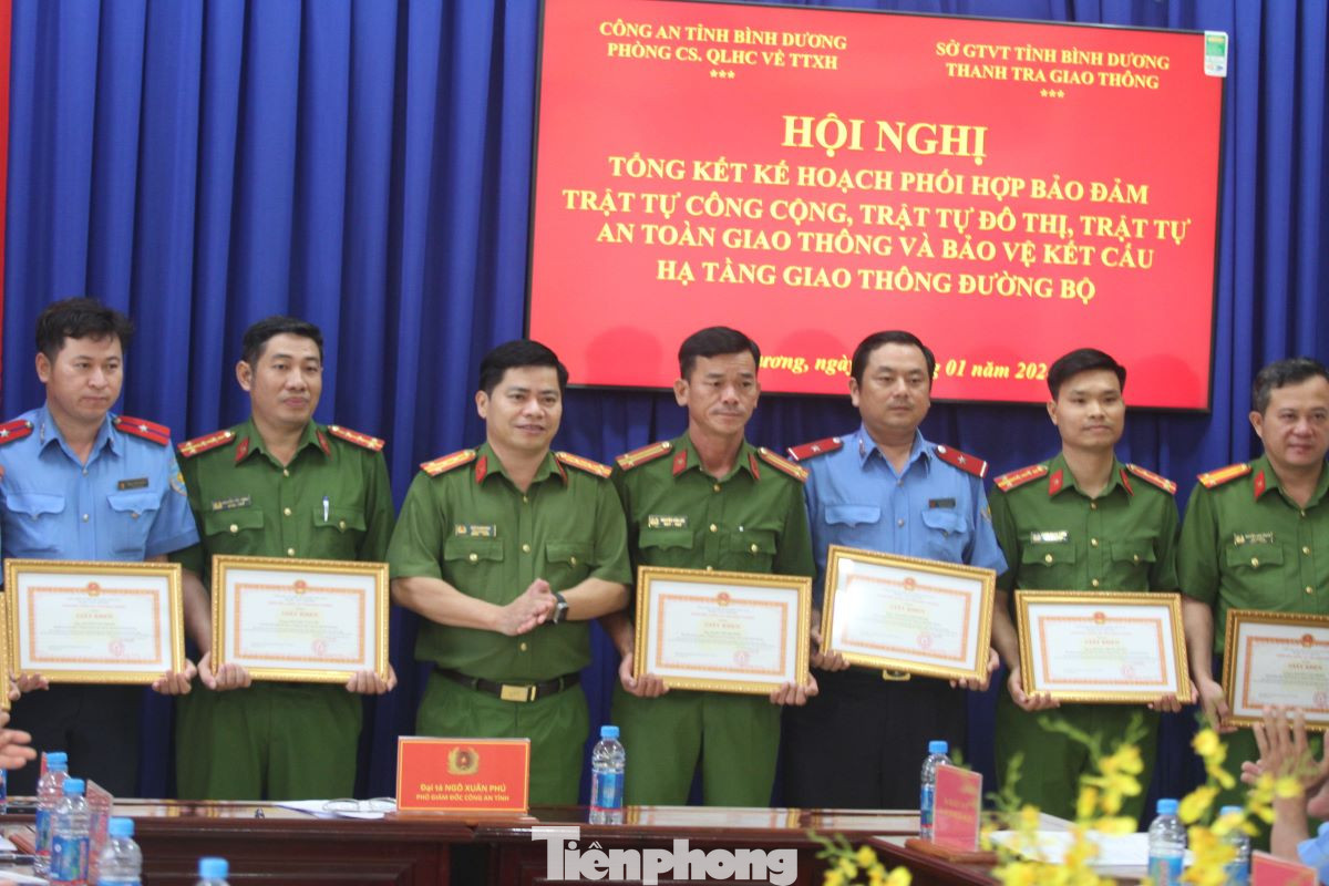 Đại tá Ngô Xuân Phú, Phó giám đốc Công an tỉnh Bình Dương khen thưởng các cá nhân có thành tích xuất sắc trong thực hiện nhiệm vụ.