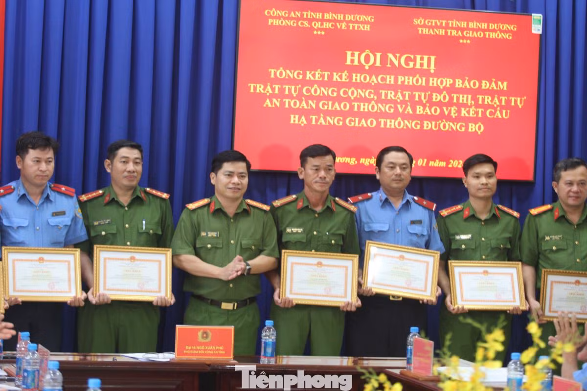 Đại tá Ngô Xuân Phú, Phó giám đốc Công an tỉnh Bình Dương khen thưởng các cá nhân có thành tích xuất sắc trong thực hiện nhiệm vụ. Đại tá Ngô Xuân Phú, Phó giám đốc Công an tỉnh Bình Dương khen thưởng các cá nhân có thành tích xuất sắc trong thực hiện nhiệm vụ.