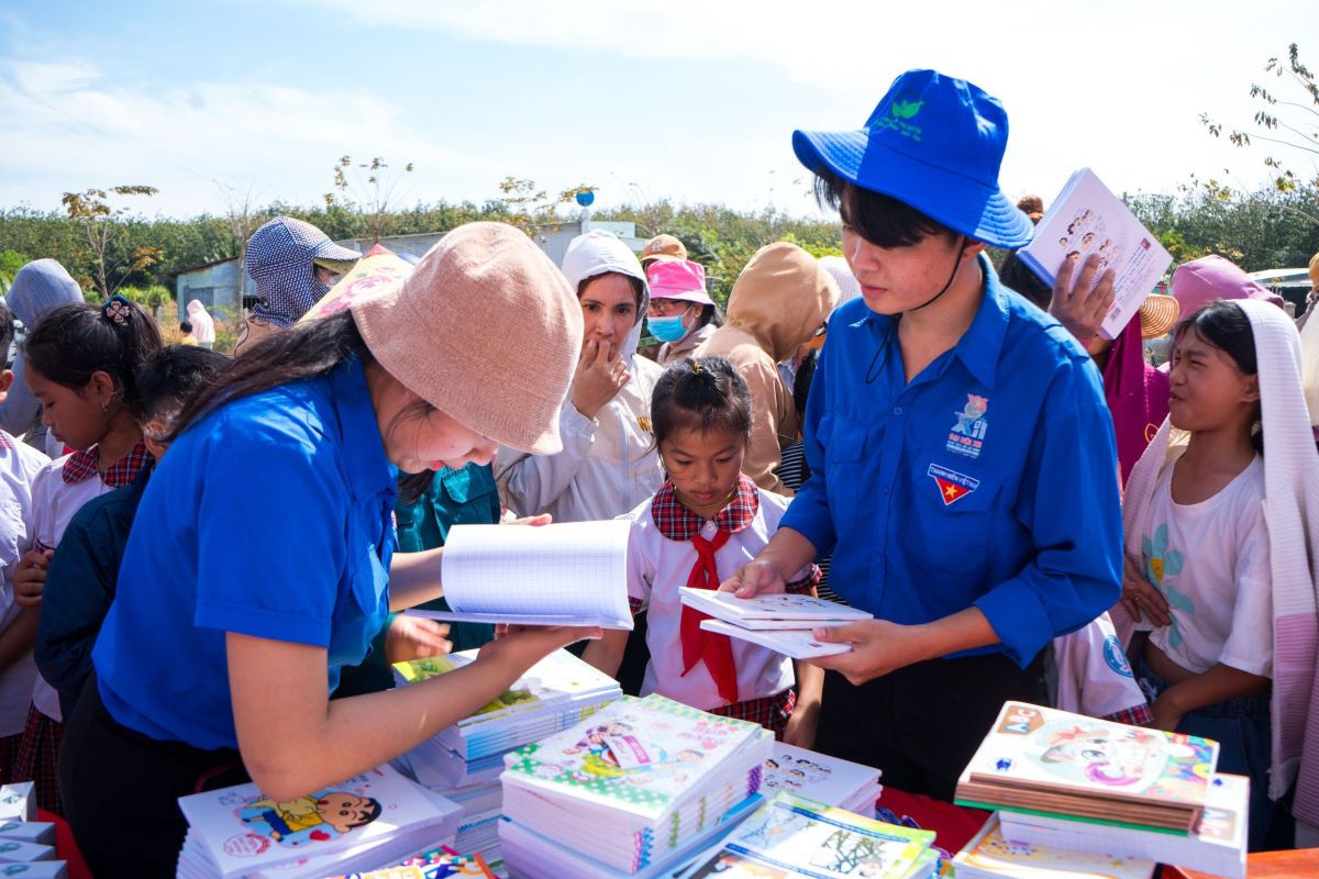 Tại xã Thanh Hòa (huyện Bù Đốp), Thành Đoàn Thủ Dầu Một trao tặng nhiều phần quà cùng các hoạt động như: Bếp ăn yêu thương, hớt tóc miễn phí, gian hàng san sẻ yêu thương, tuyến đường ánh sáng nghĩa tình...