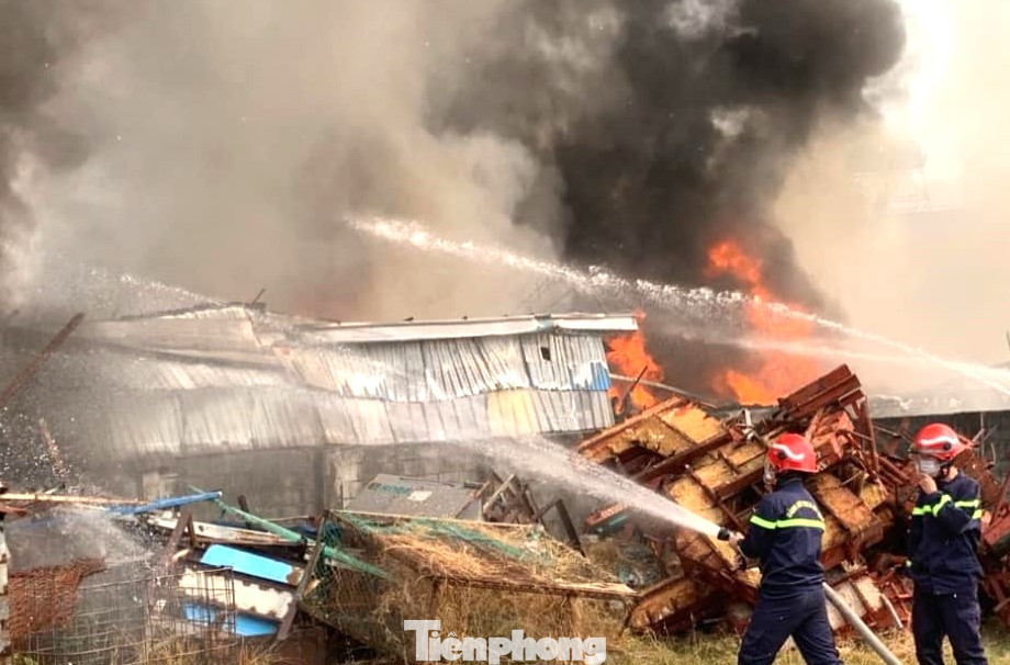 Lực lượng PCCC nỗ lực khống chế ngọn lửa, tránh cháy lan.