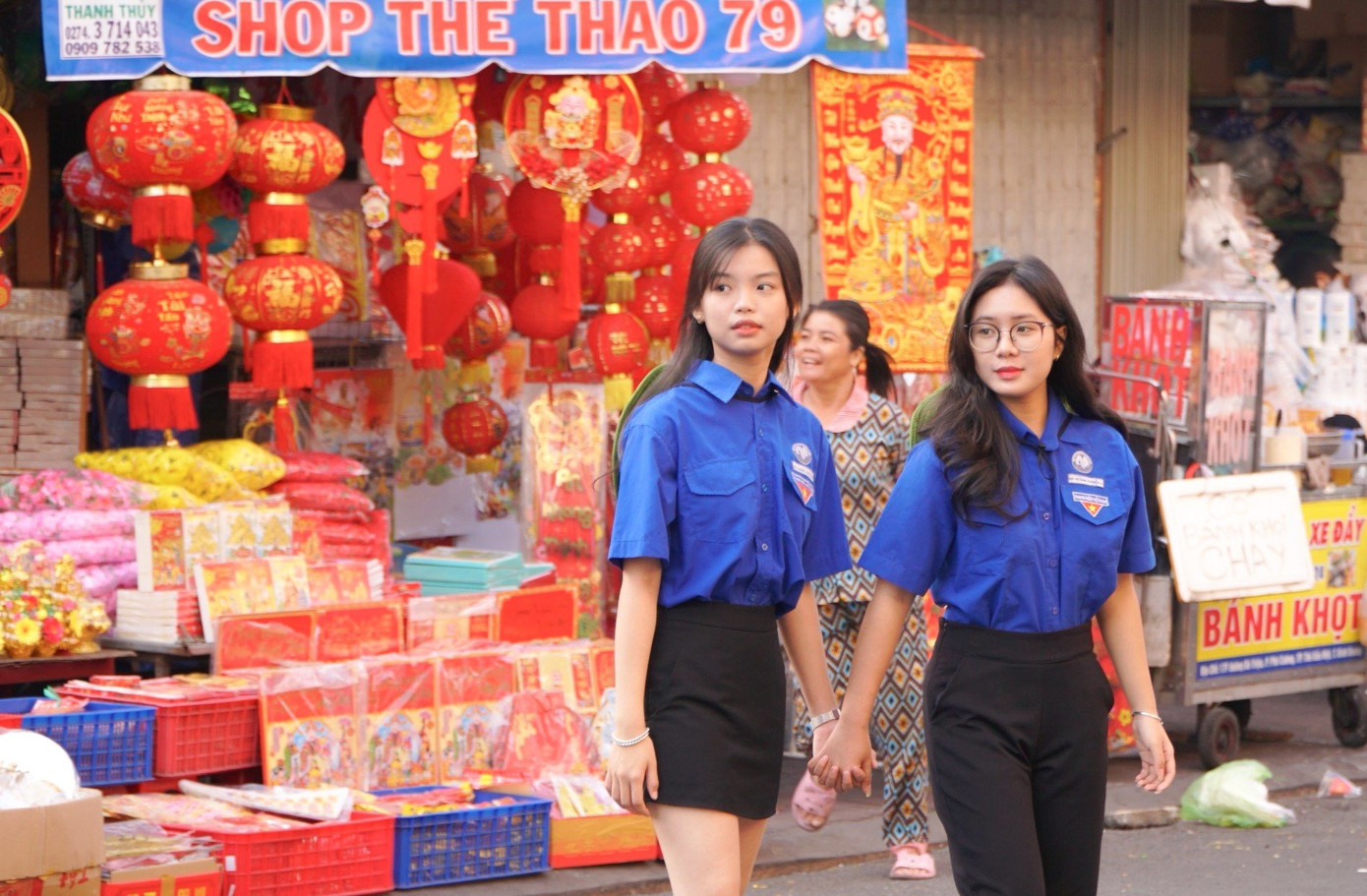 Khu vực chợ Thủ Dầu Một thu hút giới trẻ với các gian hàng bán sản phẩm phục vụ Tết.