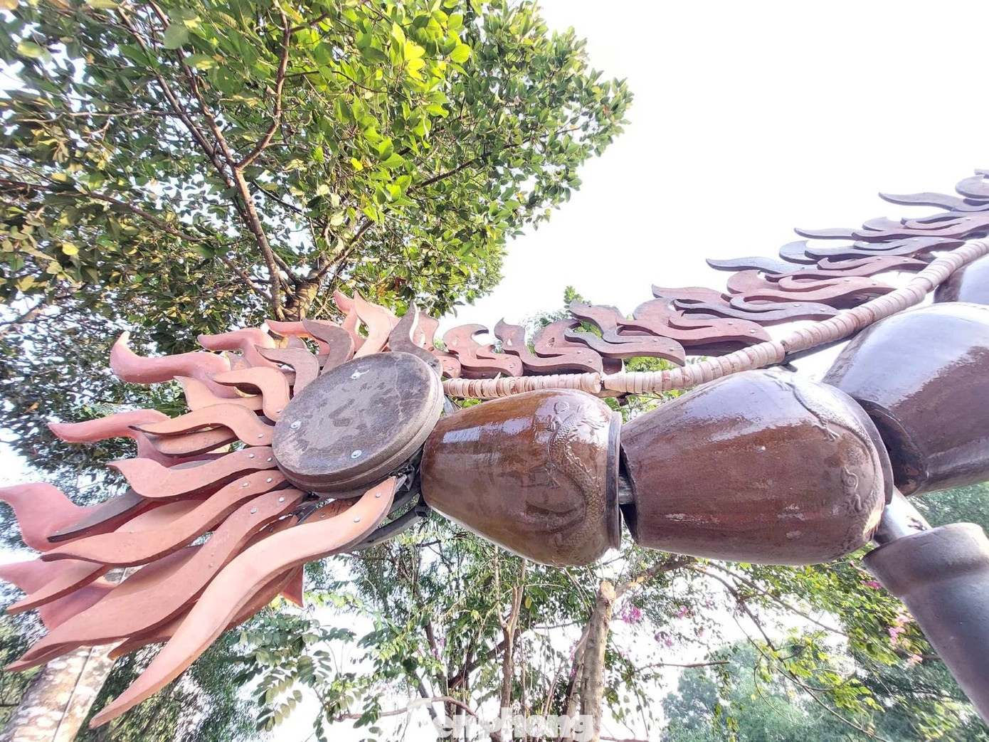 Phần đuôi rồng cũng được dùng loại đất sét, đặc trưng làng nghề truyền thống Tương Bình Hiệp.