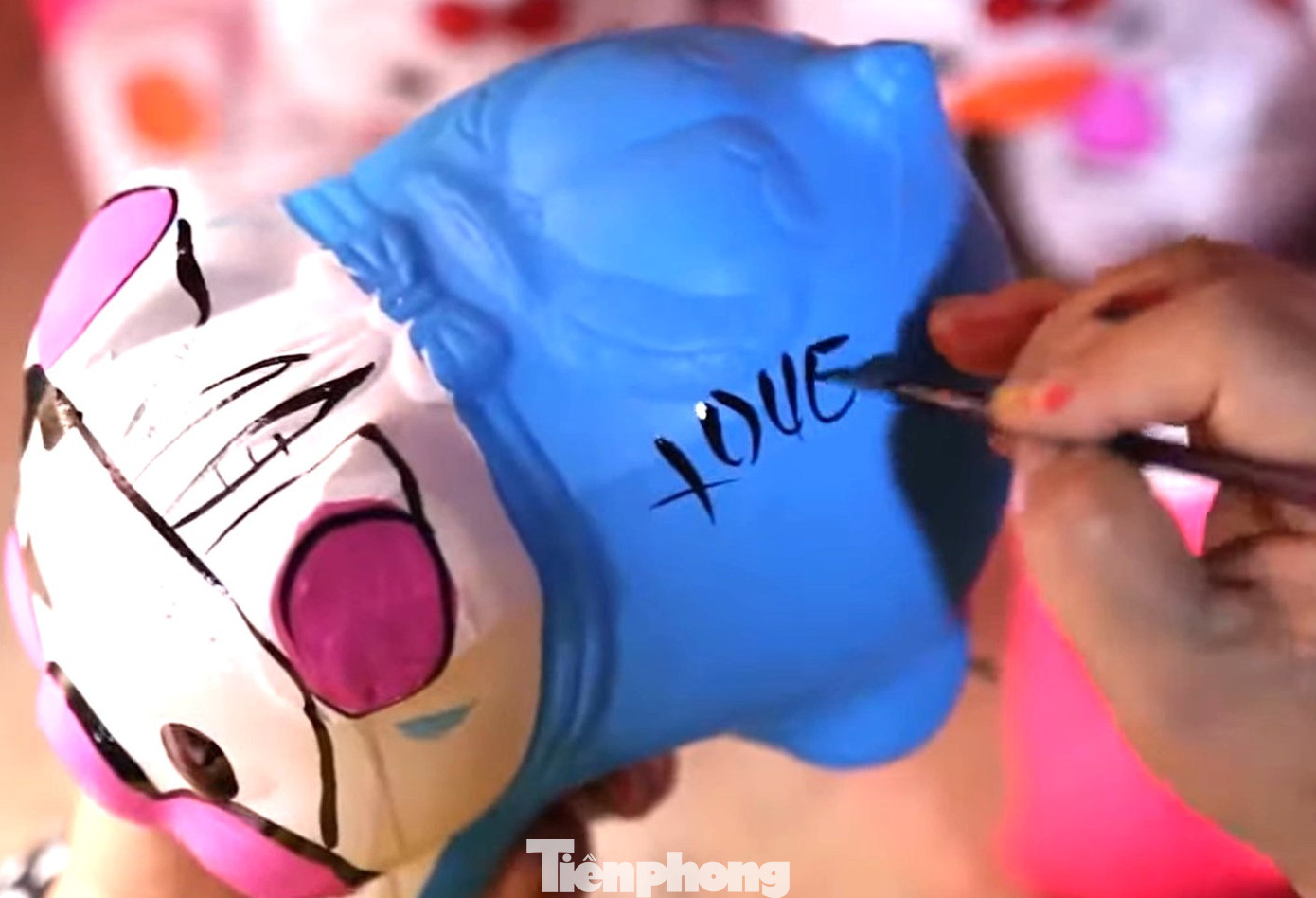 “Để tạo ra một con heo đất không khó nhưng để heo đất trở thành “thú cưng” đặt trong nhà thì không dễ nên không làm theo kiểu rập khuôn” – ông Tuấn chia sẻ. “Để tạo ra một con heo đất không khó nhưng để heo đất trở thành “thú cưng” đặt trong nhà thì không dễ nên không làm theo kiểu rập khuôn” – ông Tuấn chia sẻ.