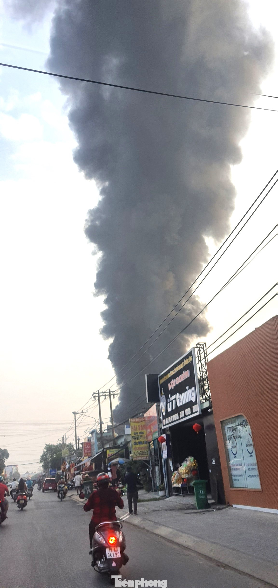 Cột khói cao hàng chục mét, đứng từ xa vẫn nhìn thấy Cột khói cao hàng chục mét, đứng từ xa vẫn nhìn thấy