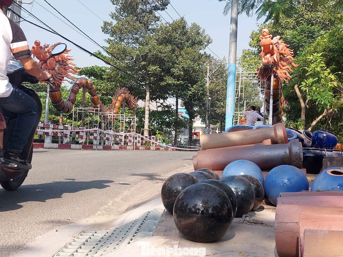 Cách đầu đường vào làng nghề truyền thống Tương Bình Hiệp khoảng chừng 200m, hình ảnh song Long đang bay lượn gây ấn tượng cho người đi đường. Cách đầu đường vào làng nghề truyền thống Tương Bình Hiệp khoảng chừng 200m, hình ảnh song Long đang bay lượn gây ấn tượng cho người đi đường.