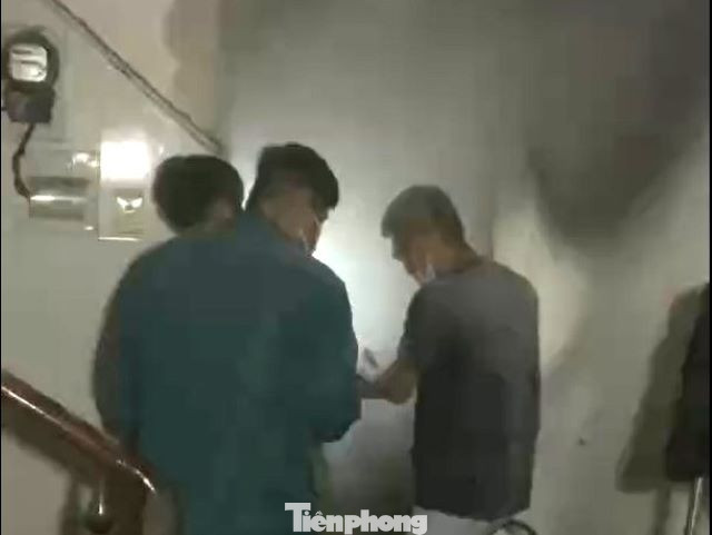 Giải cứu các nạn nhân trong căn nhà bốc cháy. Giải cứu các nạn nhân trong căn nhà bốc cháy.