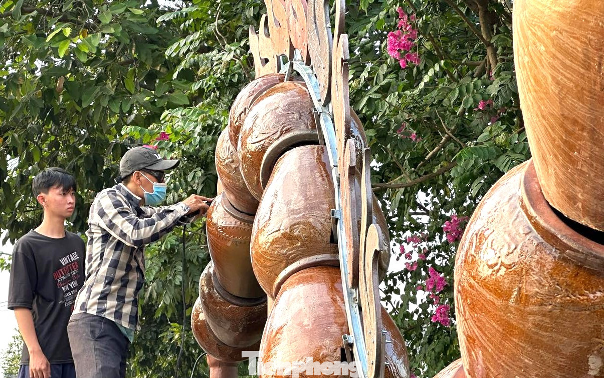 Các nghệ nhân đang tỉ mỉ thực hiện các công đoạn để tạo nên một linh vật rồng hoàn chỉnh. Các nghệ nhân đang tỉ mỉ thực hiện các công đoạn để tạo nên một linh vật rồng hoàn chỉnh.