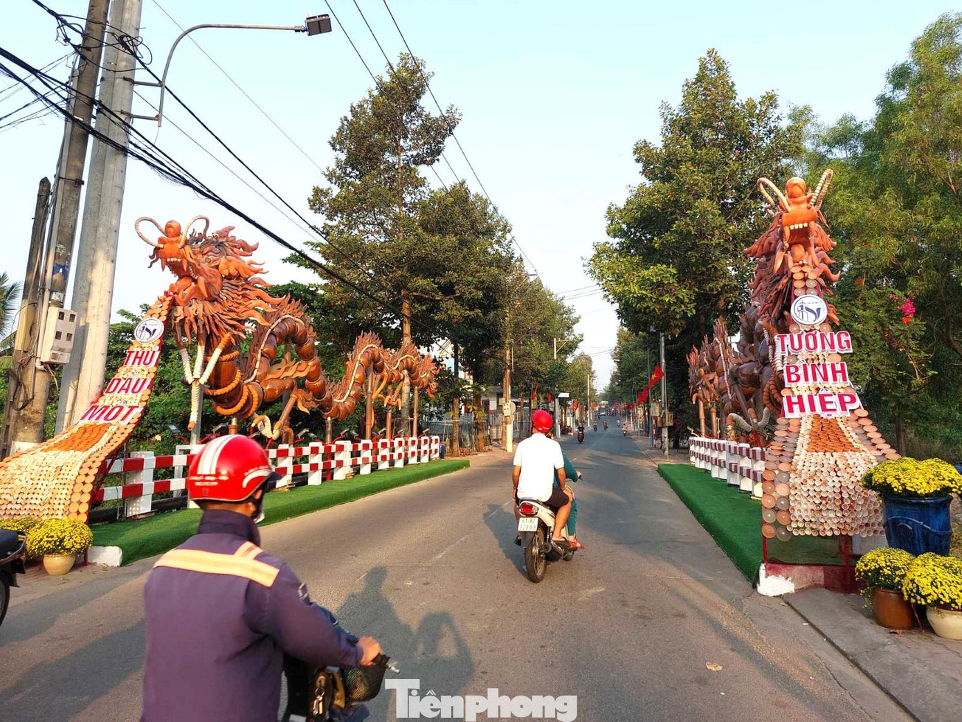 Ghi nhận của phóng viên báo Tiền Phong, đến sáng 27/1, cặp rồng tại tỉnh Bình Dương đã được các nghệ nhân hoàn thiện.