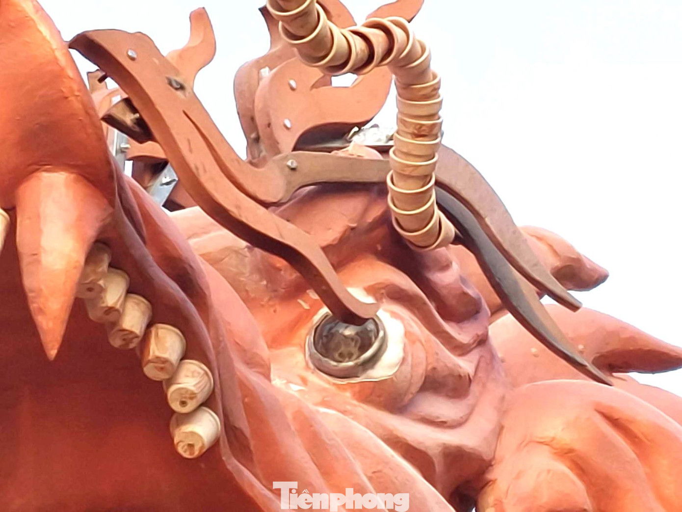 Phần đầu rồng được thiết kế rất tinh xảo, hoàn toàn bằng gốm.