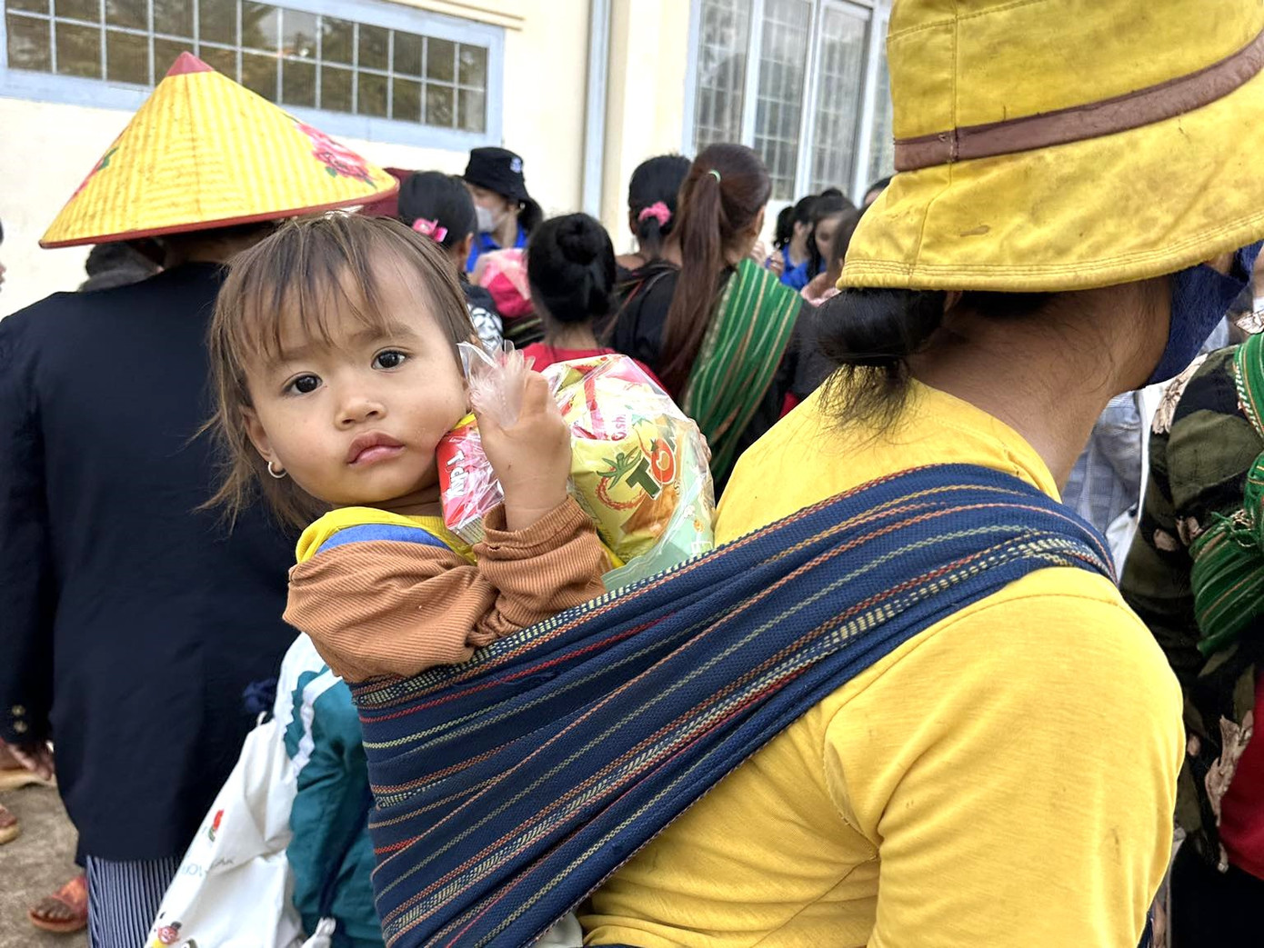 Thiếu nhi đến nhận quà từ chương trình "Xuân tình nguyện".