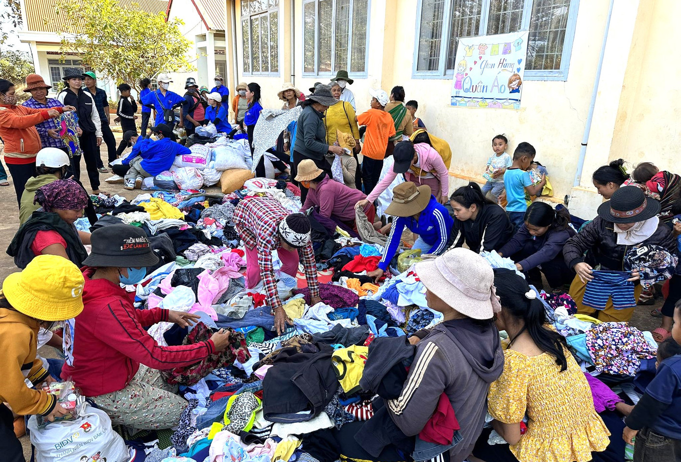 Người dân tự do lựa chọn quần áo tại gian hàng 0 đồng.
