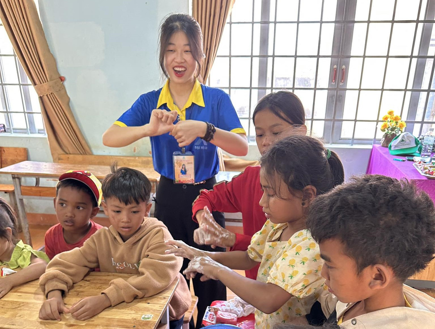 Đoàn viên thanh niên hướng dẫn các em giữ vệ sinh cá nhân.