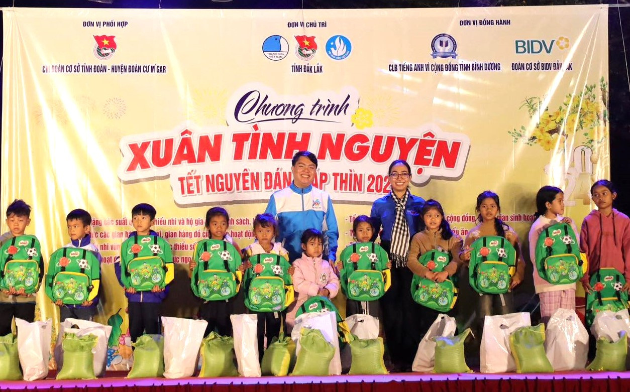 Chị H' Giang Niê - Bí thư Tỉnh Đoàn Đắk Lắk và anh Trương Chấn Sang - Chủ nhiệm CLB tiếng Anh vì cộng đồng tặng quà cho các em thiếu nhi có hoàn cảnh khó khăn trong chương trình "Xuân tình nguyện".