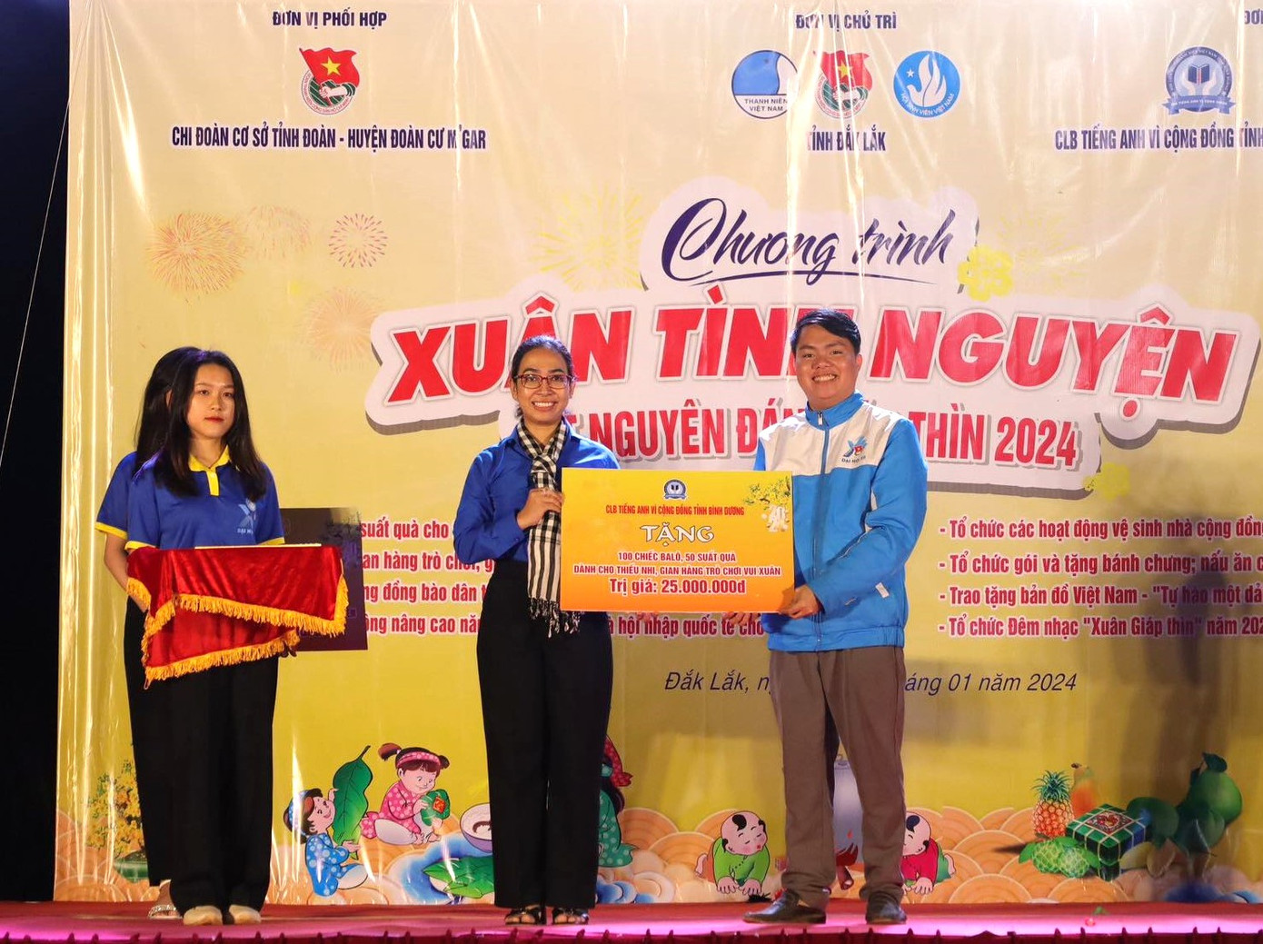 Chị H' Giang Niê - Bí thư Tỉnh Đoàn Đắk Lắk nhận bảng tượng trưng hỗ trợ chương trình từ CLB tiếng Anh vì cộng đồng.