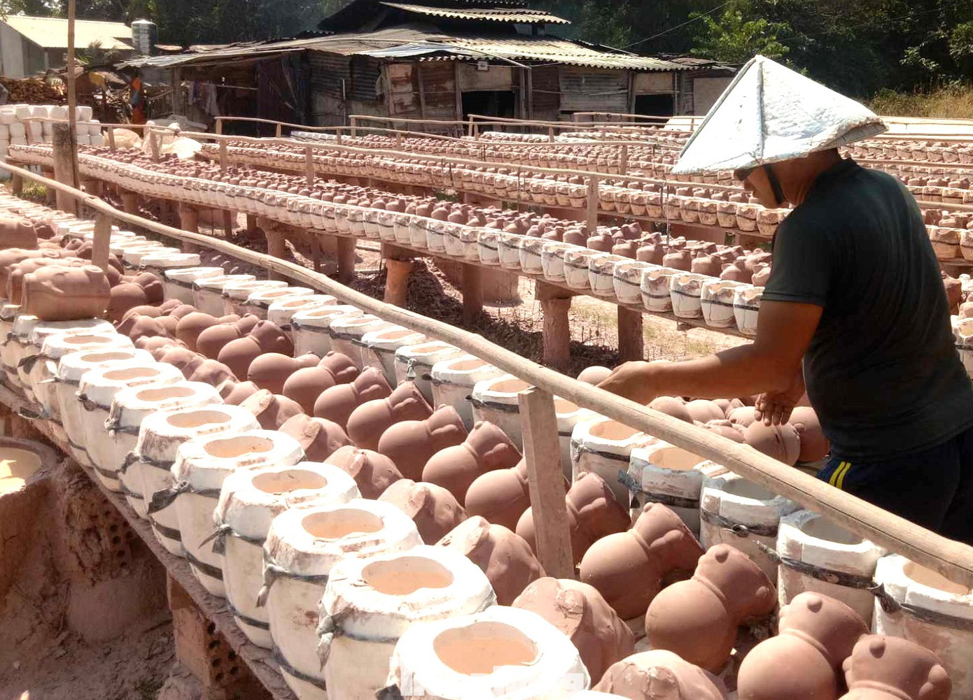 Những ngày cận Tết, các hộ dân làm heo đất rộn ràng, tất bật để cho ra những sản phẩm kịp cung ứng cho thị trường. Những ngày cận Tết, các hộ dân làm heo đất rộn ràng, tất bật để cho ra những sản phẩm kịp cung ứng cho thị trường.