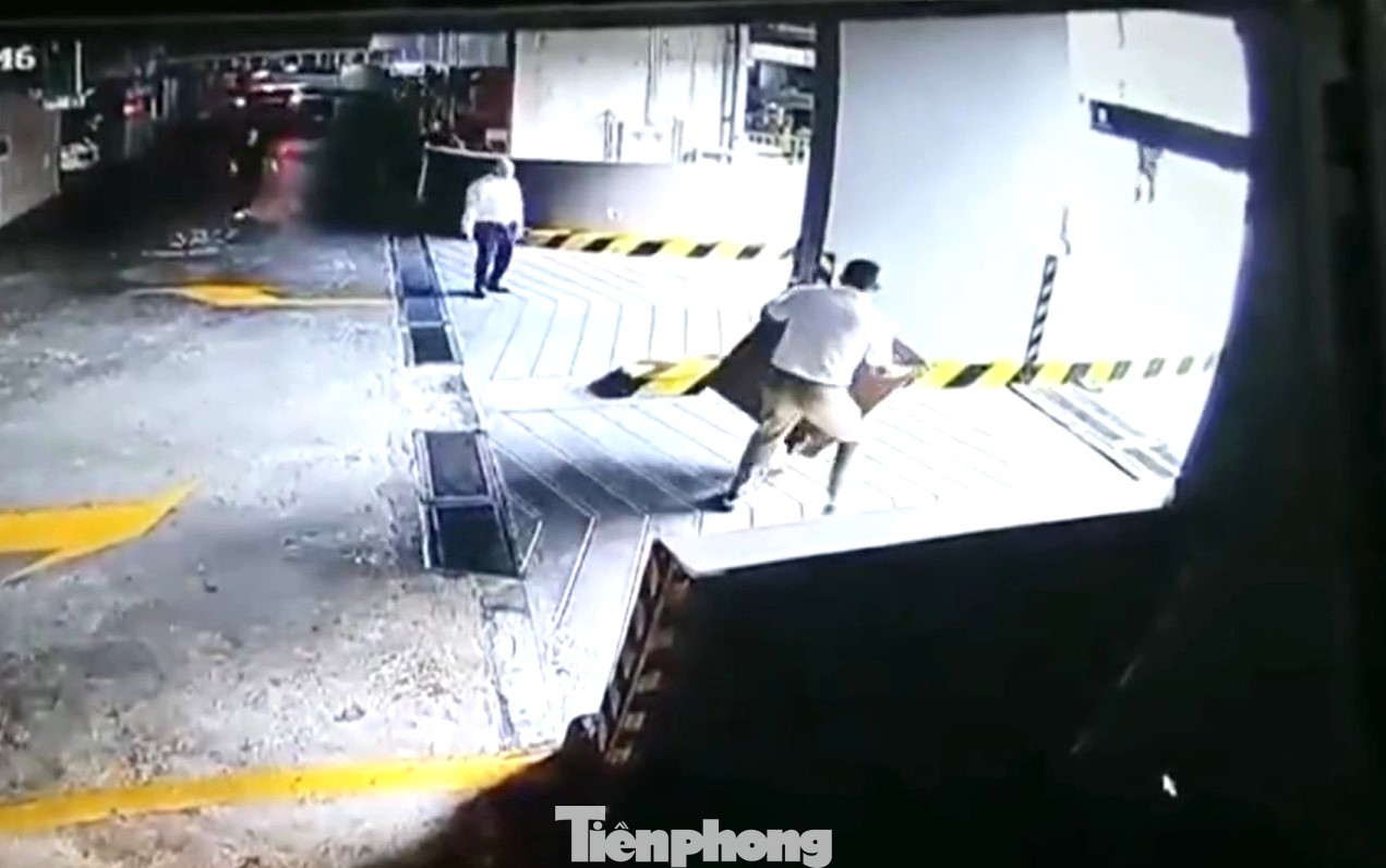 Một số người dùng chướng ngại vật để chặn lối ra bên ngoài hầm chung cư.