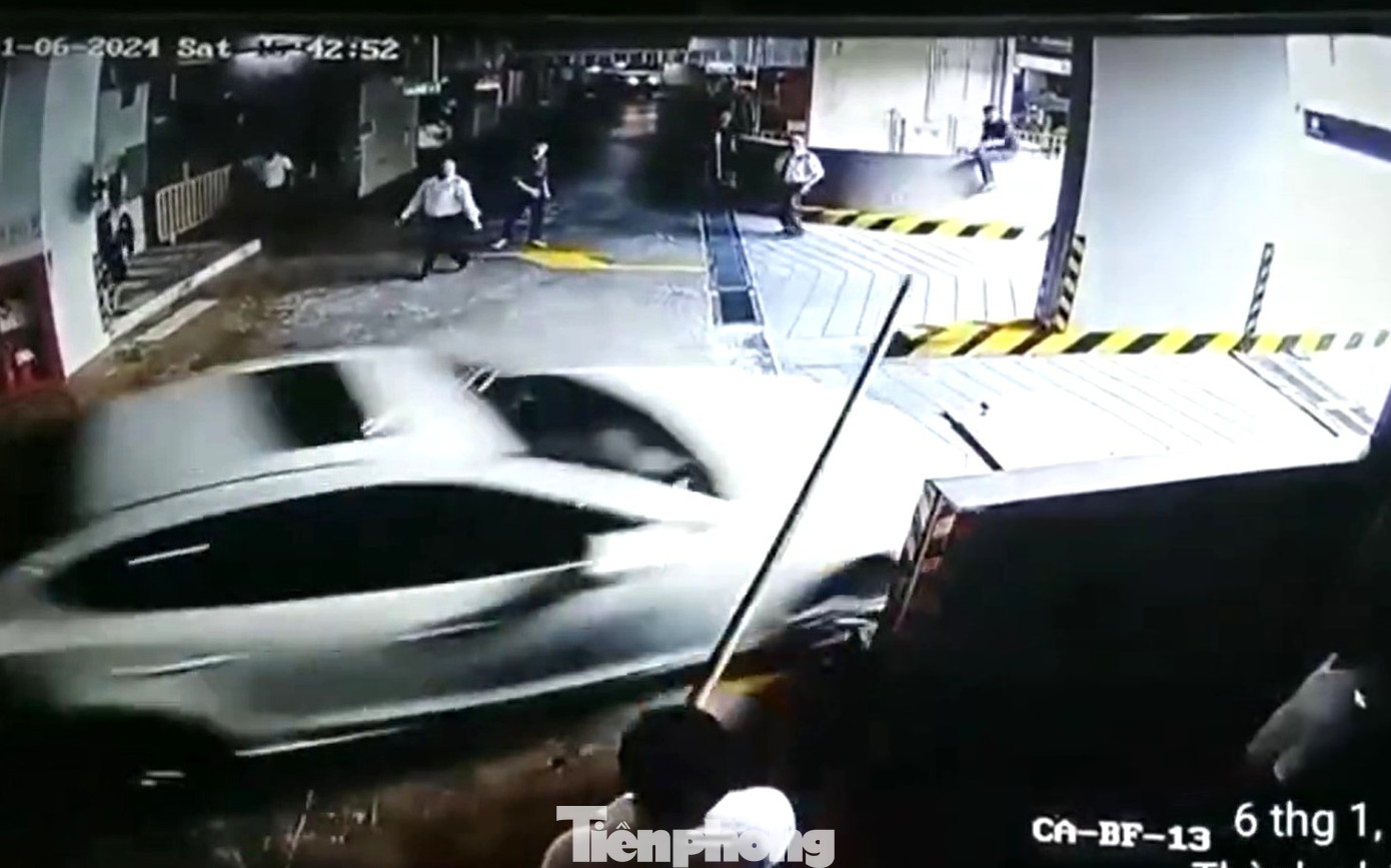 Ô tô lao nhanh, vượt chướng ngại vật để thoát ra khỏi hầm chung cư.