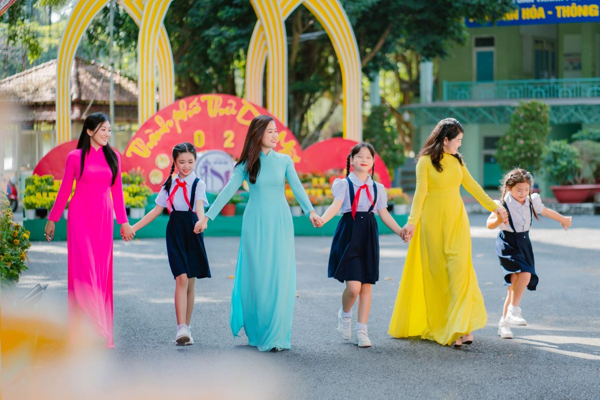 Liên Đội trường Tiểu học Lê Hồng Phong hưởng ứng phát động chương trình "check-in" mừng Xuân, giới thiệu các địa điểm trang trí Tết phục vụ người dân trên địa bàn.