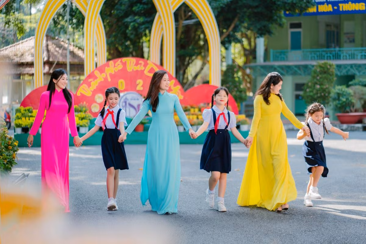 Liên Đội trường Tiểu học Lê Hồng Phong hưởng ứng phát động chương trình "check-in" mừng Xuân, giới thiệu các địa điểm trang trí Tết phục vụ người dân trên địa bàn.