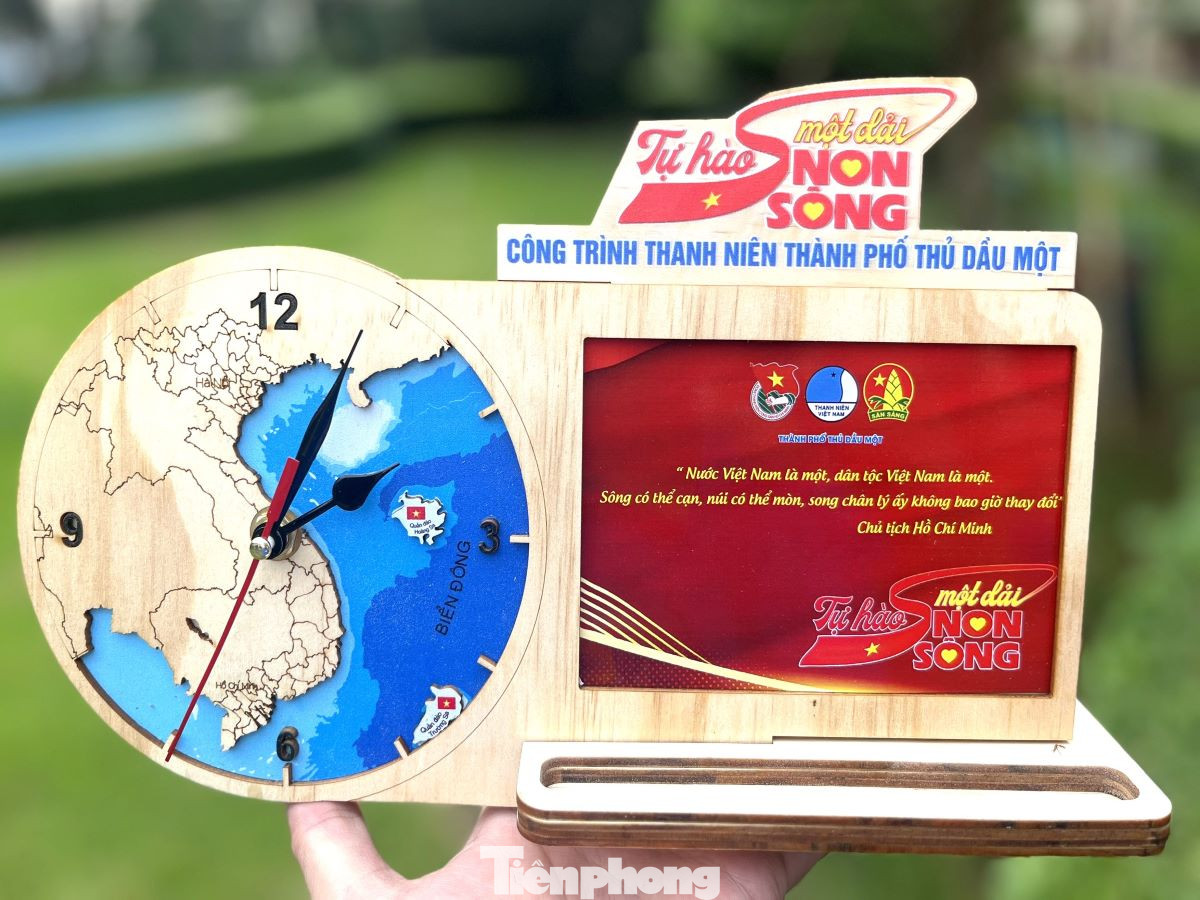 Ngày 10/1, anh Nguyễn Minh Tâm - Bí thư Thành Đoàn Thủ Dầu Một (Bình Dương) cho biết, hưởng ứng cuộc vận động “Tự hào một dải non sông”, nhân dịp Tết Nguyên đán 2024, tuổi trẻ đất Thủ thực hiện bộ sản phẩm bao lì xì và đồng hồ để bàn in bản đồ Việt Nam.