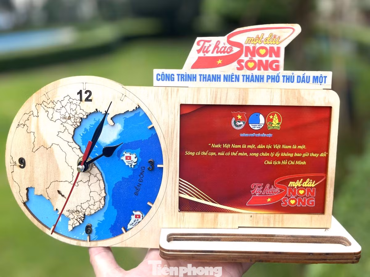 Ngày 10/1, anh Nguyễn Minh Tâm - Bí thư Thành Đoàn Thủ Dầu Một (Bình Dương) cho biết, hưởng ứng cuộc vận động “Tự hào một dải non sông”, nhân dịp Tết Nguyên đán 2024, tuổi trẻ đất Thủ thực hiện bộ sản phẩm bao lì xì và đồng hồ để bàn in bản đồ Việt Nam. Ngày 10/1, anh Nguyễn Minh Tâm - Bí thư Thành Đoàn Thủ Dầu Một (Bình Dương) cho biết, hưởng ứng cuộc vận động “Tự hào một dải non sông”, nhân dịp Tết Nguyên đán 2024, tuổi trẻ đất Thủ thực hiện bộ sản phẩm bao lì xì và đồng hồ để bàn in bản đồ Việt Nam.
