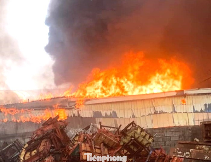 Nhà xưởng chìm trong biển lửa.