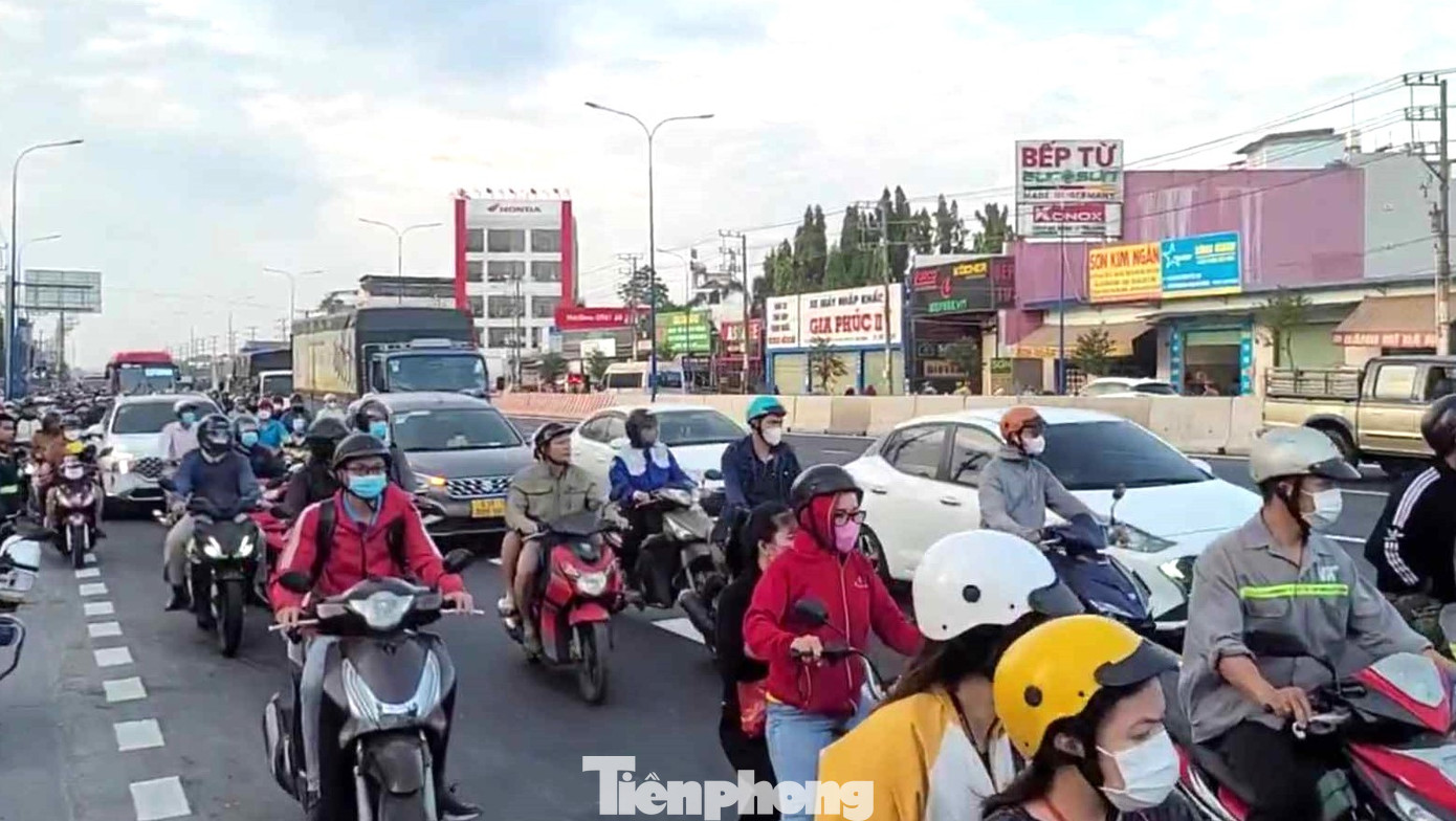 Vụ tai nạn khiến giao thông trong khu vực ùn ứ.