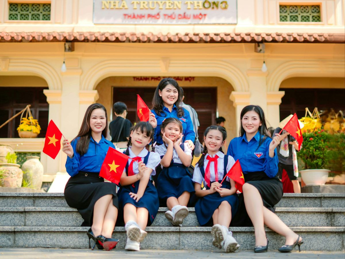 Những ngày qua, khu vực Nhà truyền thống Thủ Dầu Một trở nên nhộn nhịp khi mỗi ngày đón tiếp hàng nghìn người tới đây chụp hình.