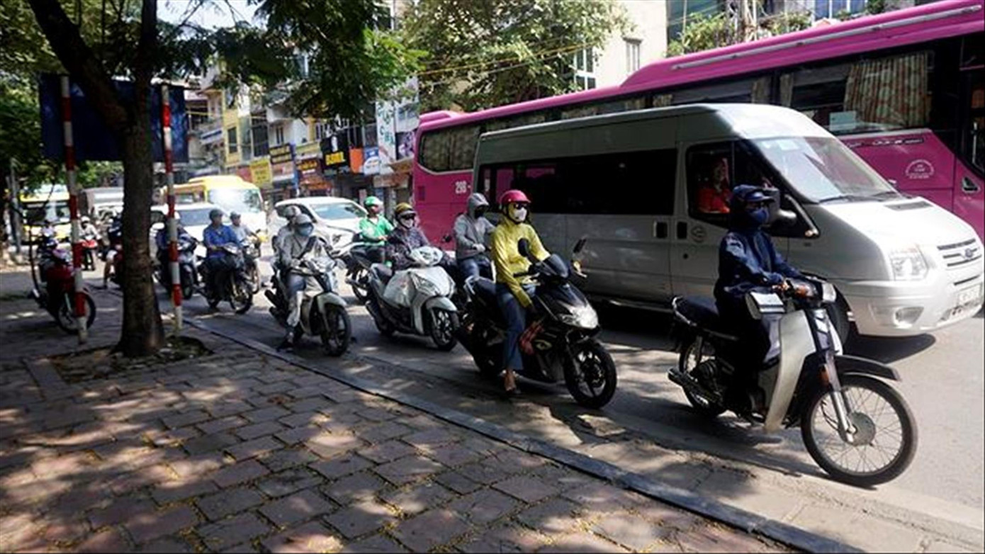 Hà Nội hôm nay nắng nóng gay gắt, có nơi 39 độ C ảnh 3