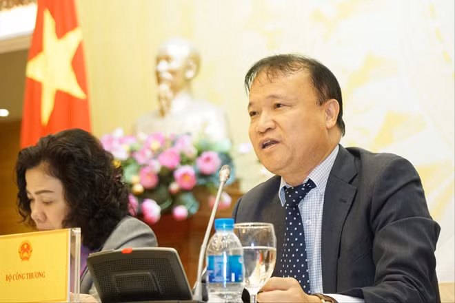 Bộ Công Thương cam kết xử lý vụ 'xe biển xanh đón người nhà Bộ trưởng' ảnh 1