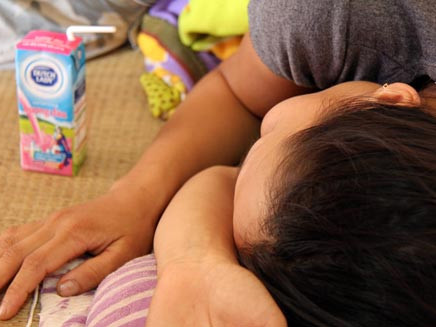 Mấy ngày không ăn uống gì, chị Thủy gầy rộc người, nằm bệt trên giường. Ảnh: Thái Thịnh