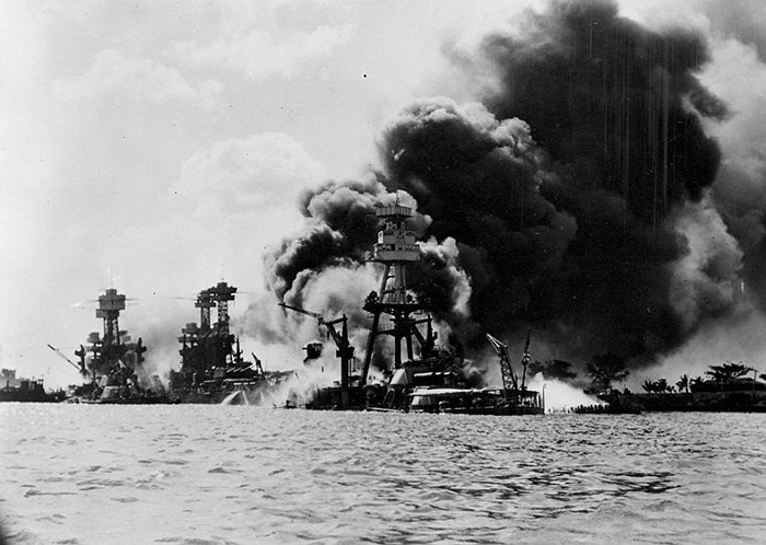 Các tàu chiến của Mỹ bốc cháy khi đang neo đậu cạnh đảo Ford