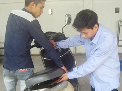 Hai “đạo chích” ở trung tâm thương mại bị CAP Gia Thụy bắt quả tang đang thực nghiệm hành vi trộm cắp. Hai “đạo chích” ở trung tâm thương mại bị CAP Gia Thụy bắt quả tang đang thực nghiệm hành vi trộm cắp