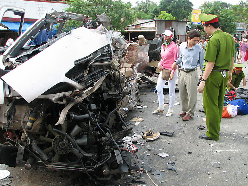Chị Thảo (áo đỏ) bên xác xe bị nạn. Chị Thảo (áo đỏ) bên xác xe bị nạn.
