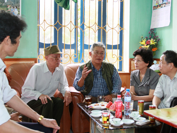 Đoàn đã đến thăm thân nhân liệt sĩ Đặng Thị Chốc. Nhà thơ Cảnh Giang, anh kết nghĩa với LS. Chốc đang chuyện trò với mọi người