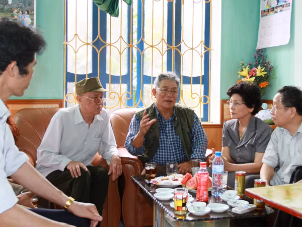 Đoàn đã đến thăm thân nhân liệt sĩ Đặng Thị Chốc. Nhà thơ Cảnh Giang, anh kết nghĩa với LS. Chốc đang chuyện trò với mọi người