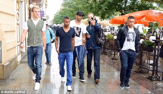 Các cầu thủ Joe Hart, Ashley Cole, Joleon Lescott và Alex Oxlade-Chamberlain đã dành thời gian khám phá thành phố Krakow trước khi thi đấu trận đêm nay