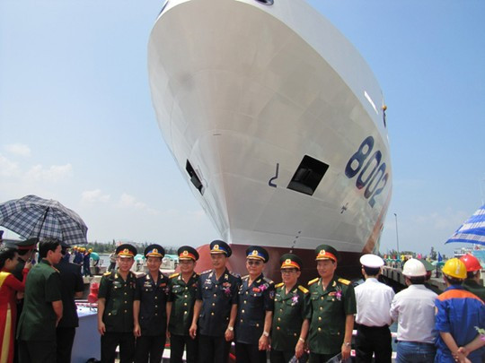Cận cảnh tàu cảnh sát biển 8002, có bãi đáp trực thăng ảnh 2