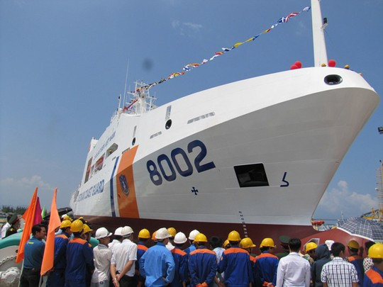 Cận cảnh tàu cảnh sát biển 8002, có bãi đáp trực thăng ảnh 3