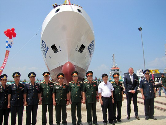 Cận cảnh tàu cảnh sát biển 8002, có bãi đáp trực thăng ảnh 6