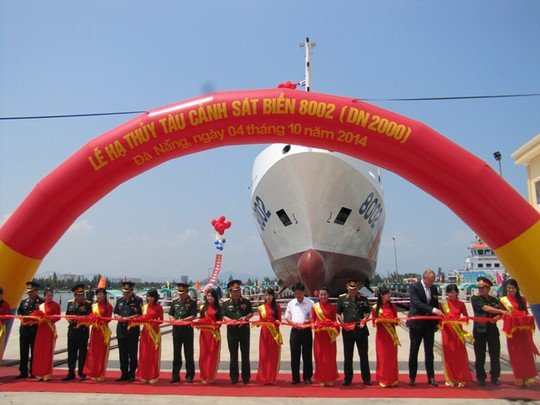 Cận cảnh tàu cảnh sát biển 8002, có bãi đáp trực thăng ảnh 1